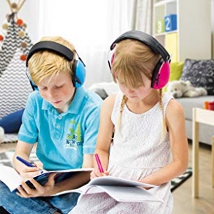 Kinder erledigen Hausaufgaben ruhiger und fokussierter mit einem Gehörschutz